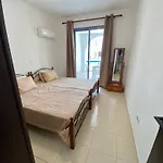 Poolside Two Bedroom In Location Apartment *