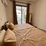 Poolside Two Bedroom In Location Apartment *