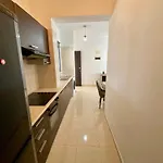 Poolside Two Bedroom In Location Apartment *
