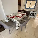 Poolside Two Bedroom In Location Apartment *