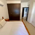 Apartment Poolside Two Bedroom In Location *