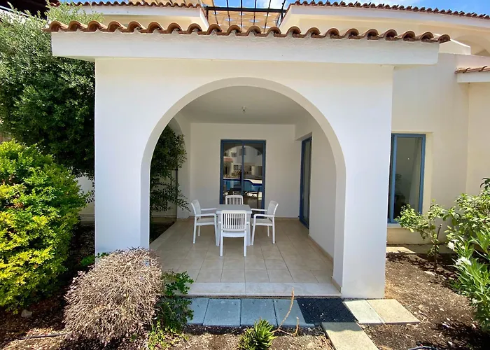 Poolside Two Bedroom In Location Apartmán Paphos