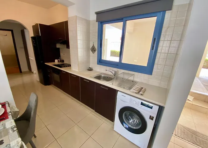 Poolside Two Bedroom In Location Apartmán