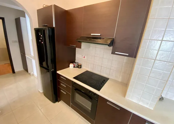 Poolside Two Bedroom In Location Apartmán