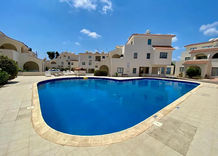 Poolside Two Bedroom In Location Apartmán