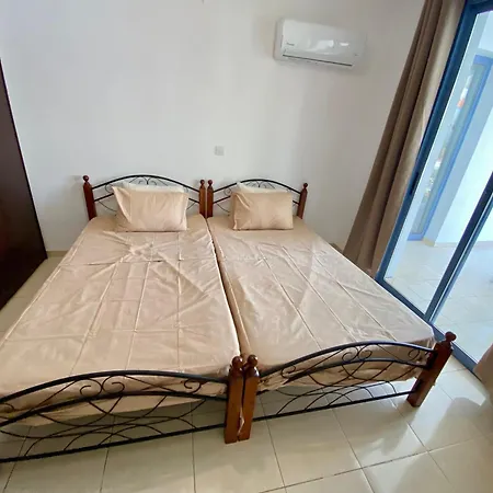 Poolside Two Bedroom In Location Apartamento