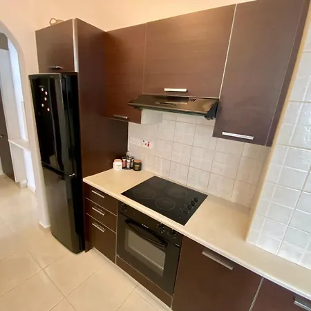 Poolside Two Bedroom In Location Apartamento