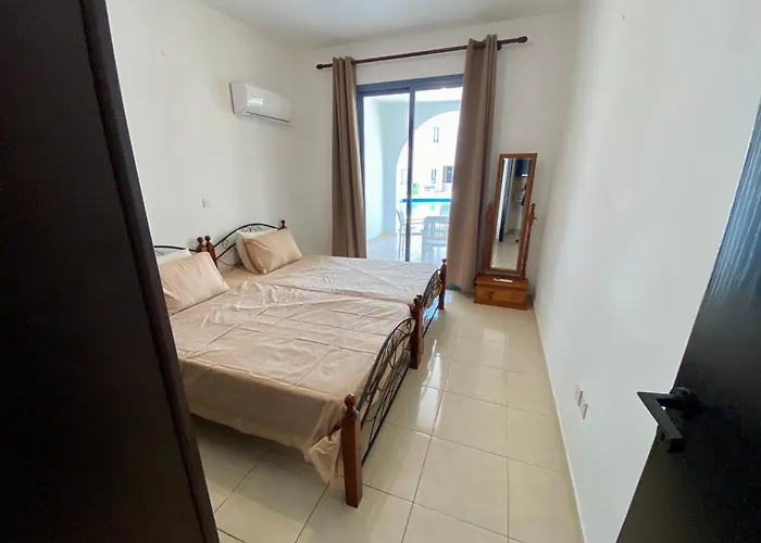 Poolside Two Bedroom In Location 아파트 *