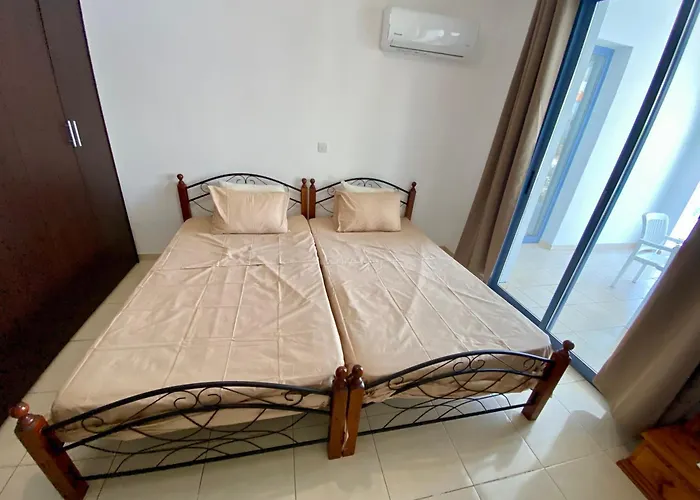 Poolside Two Bedroom In Location 아파트