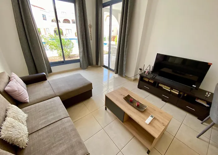 Poolside Two Bedroom In Location 파포스