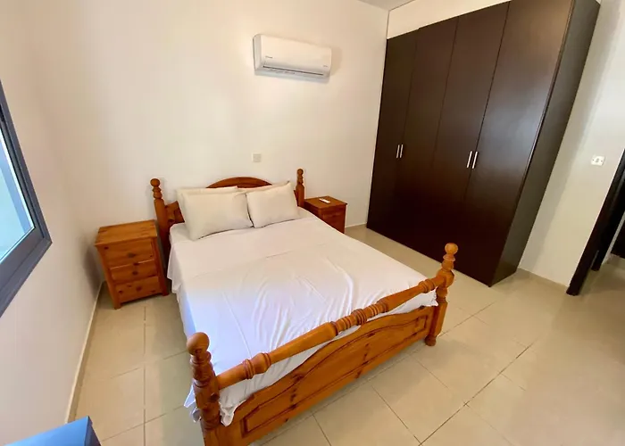 Poolside Two Bedroom In Location 파포스