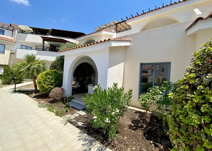 아파트 Poolside Two Bedroom In Location 파포스