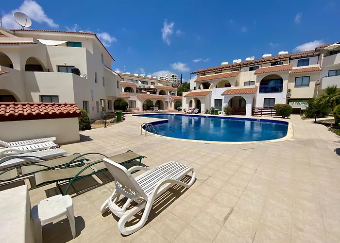 Poolside Two Bedroom In Location 아파트