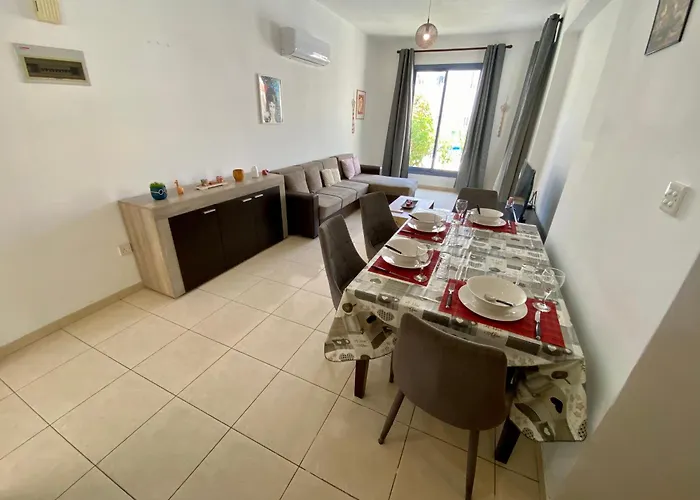 아파트 Poolside Two Bedroom In Location