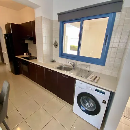 Poolside Two Bedroom In Location דירה