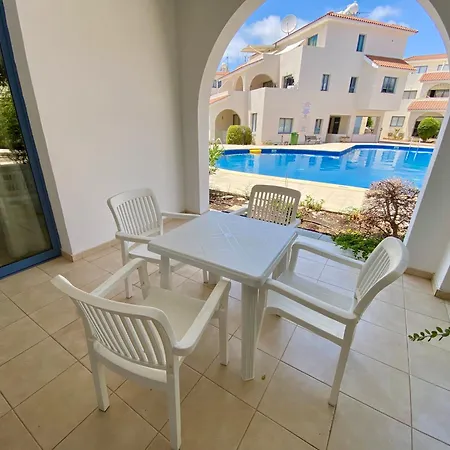 Poolside Two Bedroom In Location דירה פאפוס