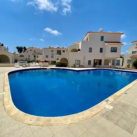 Poolside Two Bedroom In Location דירה