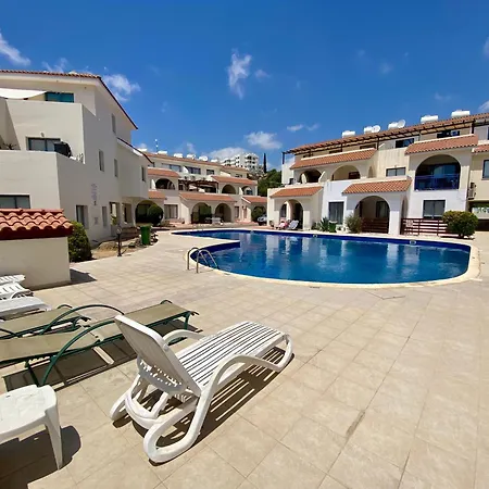 Poolside Two Bedroom In Location Apartmán
