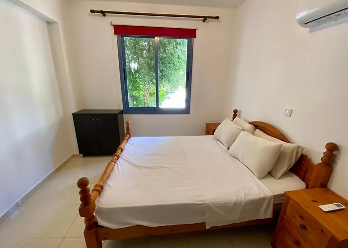 Poolside Two Bedroom In Location アパート パ フォス