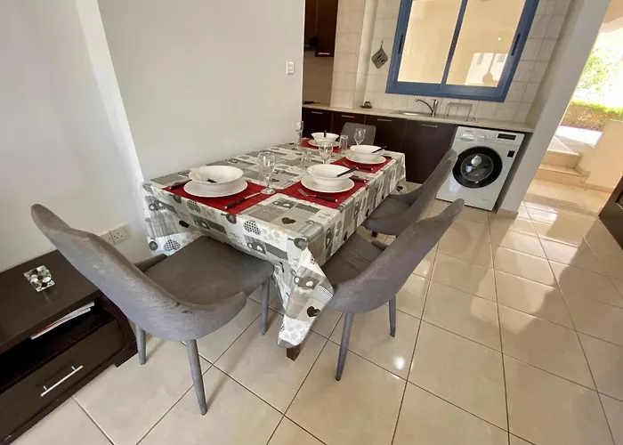 Poolside Two Bedroom In Location アパート *