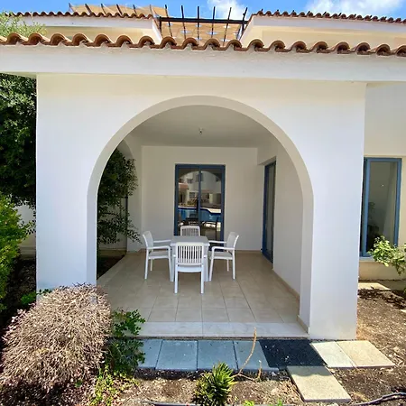 Poolside Two Bedroom In Location Daire Pafos