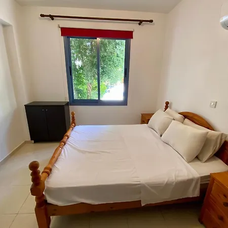 Poolside Two Bedroom In Location Apartmán Paphos