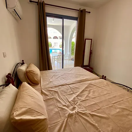 Poolside Two Bedroom In Location 아파트 *