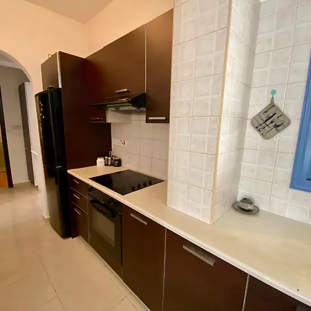 Poolside Two Bedroom In Location * 파포스