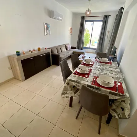 아파트 Poolside Two Bedroom In Location